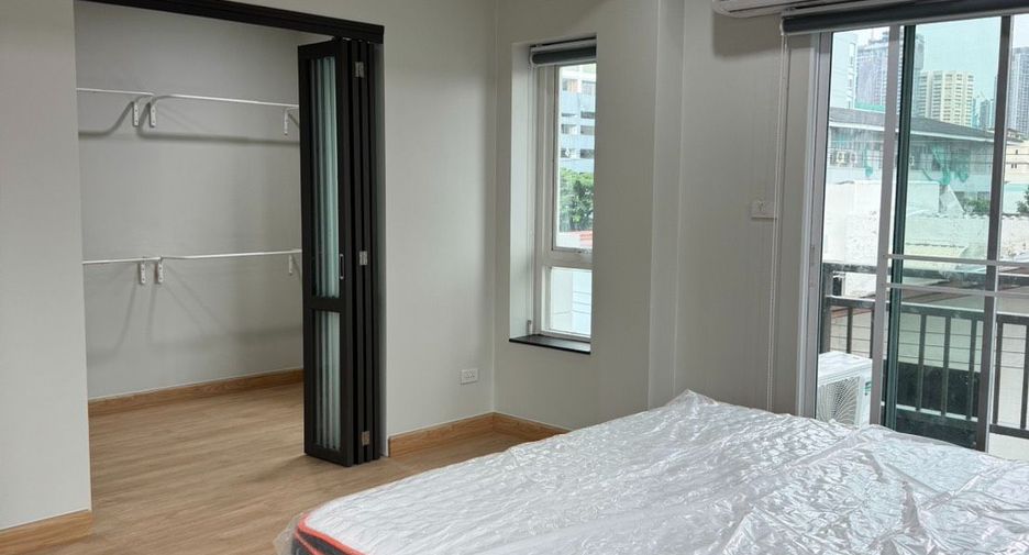 For rent 3 bedrooms townhouse in Watthana, Bangkok