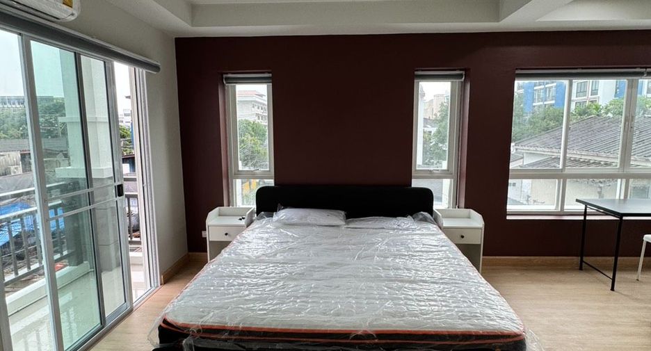 For rent 3 bedrooms townhouse in Watthana, Bangkok