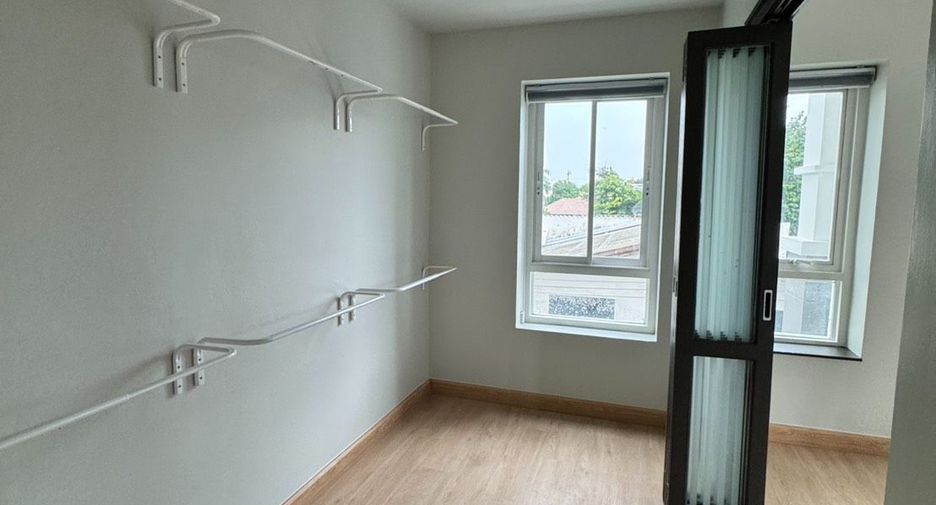 For rent 3 bedrooms townhouse in Watthana, Bangkok