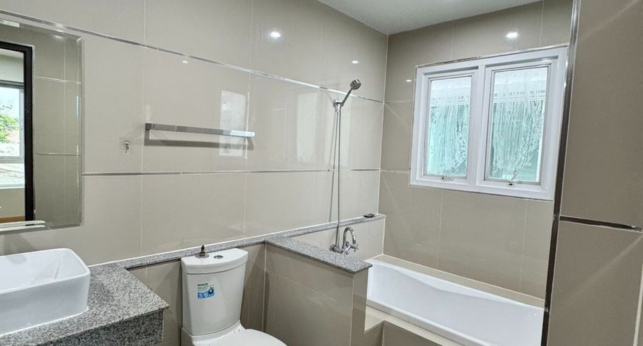 For rent 3 bedrooms townhouse in Watthana, Bangkok