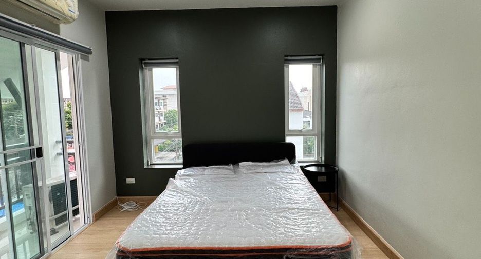 For rent 3 bedrooms townhouse in Watthana, Bangkok