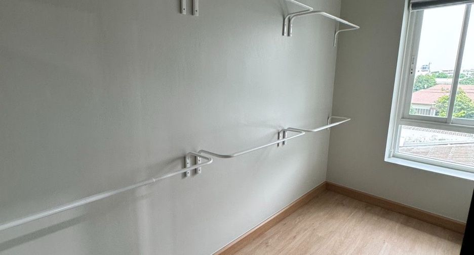 For rent 3 bedrooms townhouse in Watthana, Bangkok