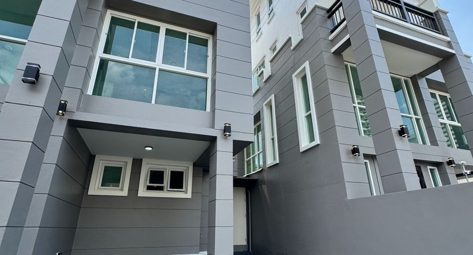 For rent 3 bedrooms townhouse in Watthana, Bangkok