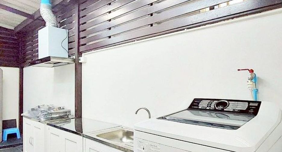 For rent 3 bedrooms townhouse in Suan Luang, Bangkok
