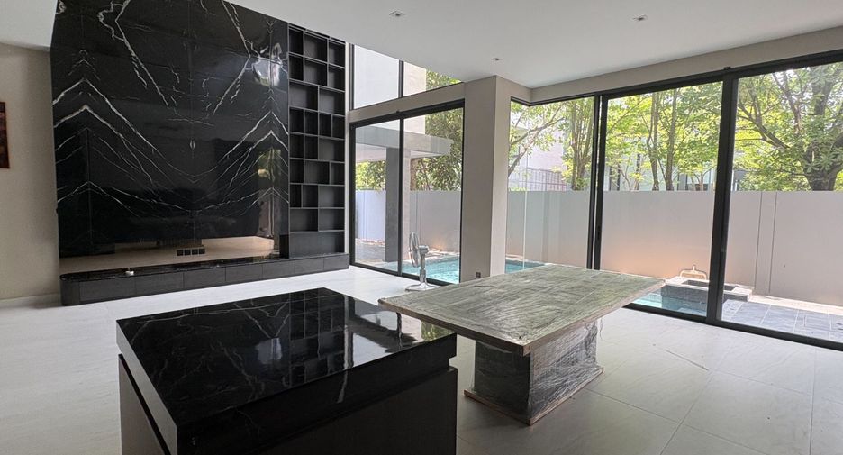 For rent 6 bedrooms house in Huai Khwang, Bangkok
