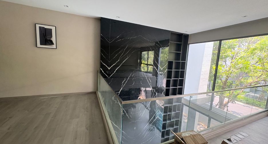 For rent 6 bedrooms house in Huai Khwang, Bangkok