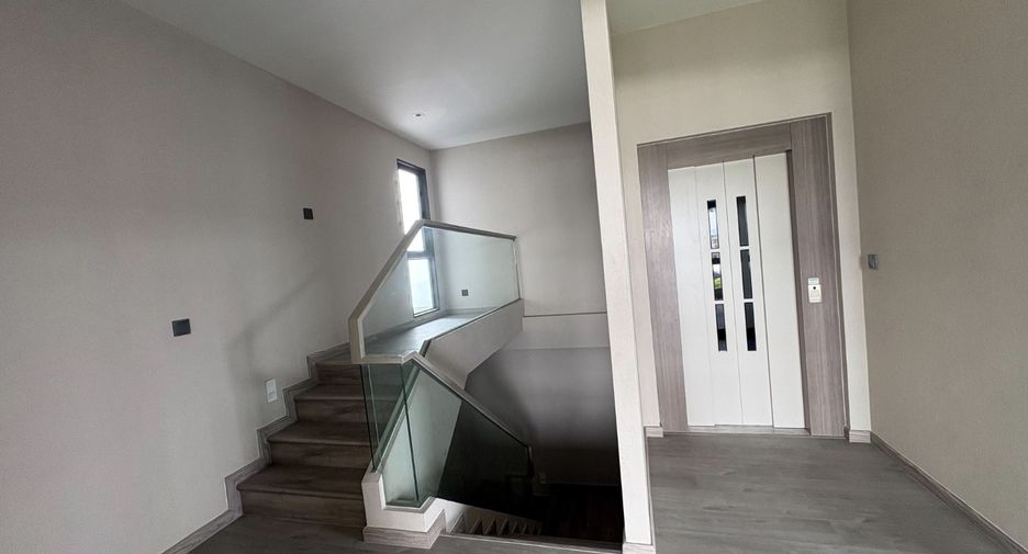 For rent 6 bedrooms house in Huai Khwang, Bangkok