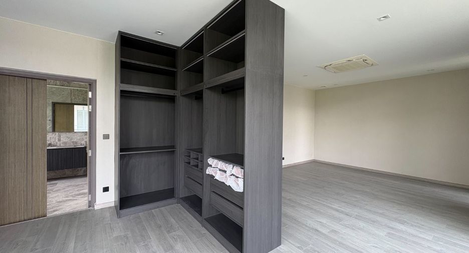 For rent 6 bedrooms house in Huai Khwang, Bangkok
