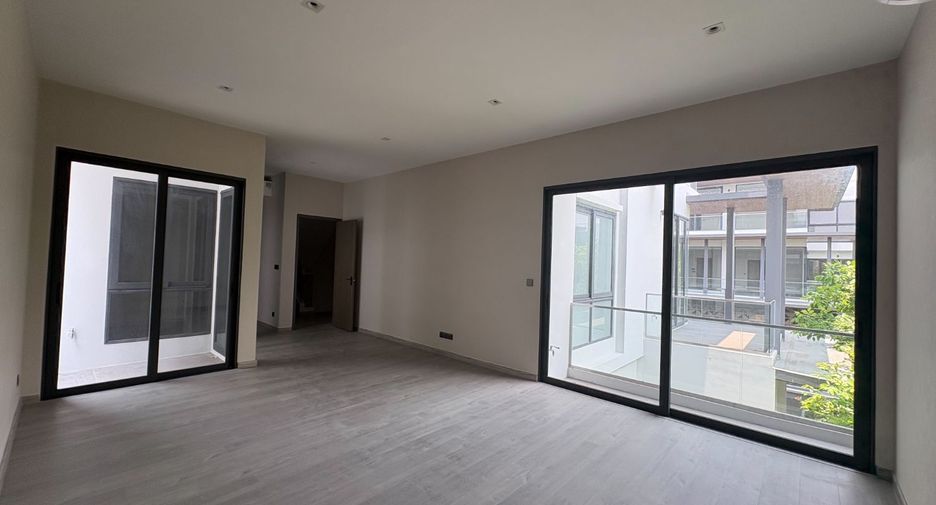 For rent 6 bedrooms house in Huai Khwang, Bangkok