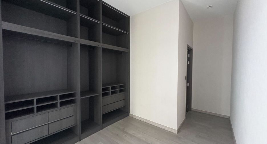 For rent 6 bedrooms house in Huai Khwang, Bangkok