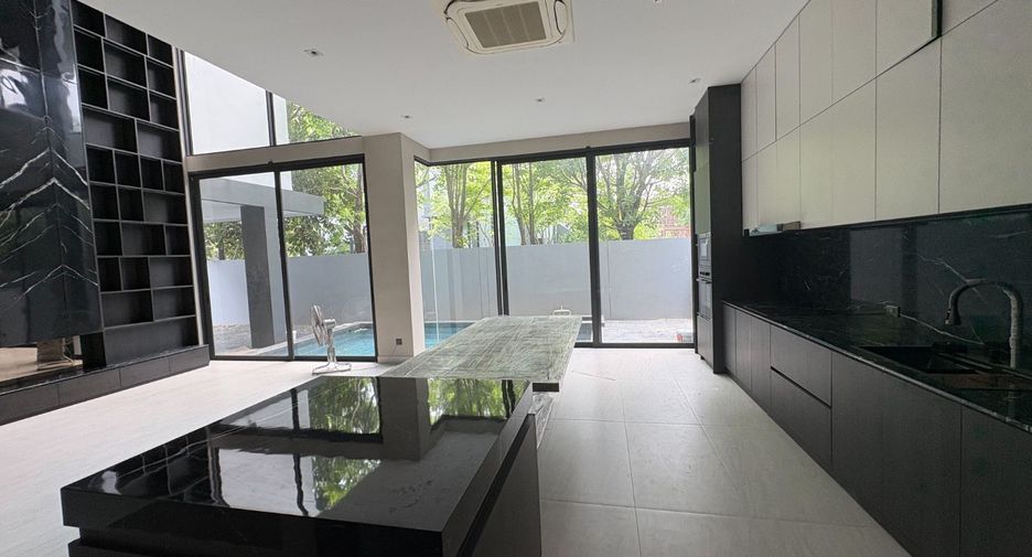 For rent 6 bedrooms house in Huai Khwang, Bangkok