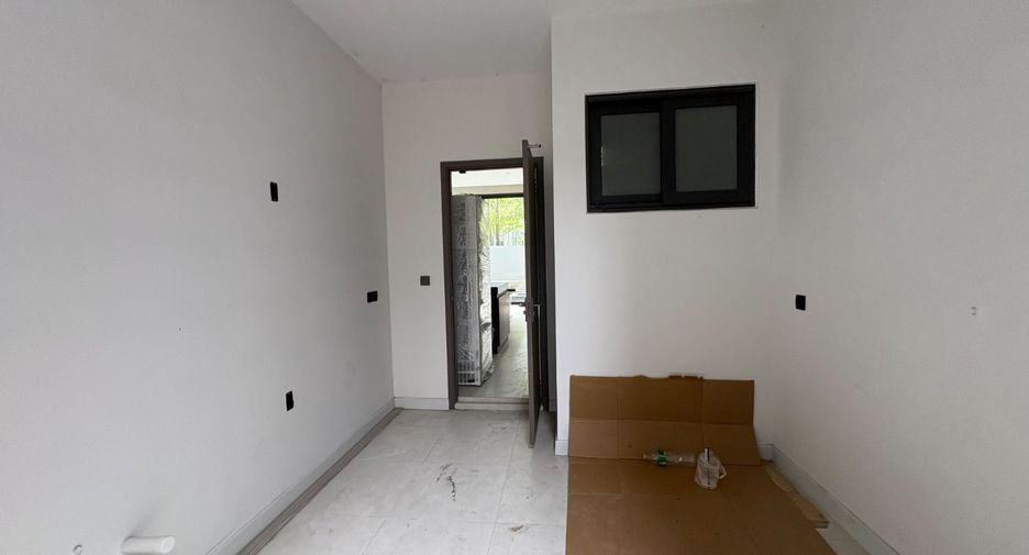 For rent 6 bedrooms house in Huai Khwang, Bangkok