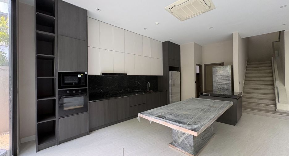 For rent 6 bedrooms house in Huai Khwang, Bangkok
