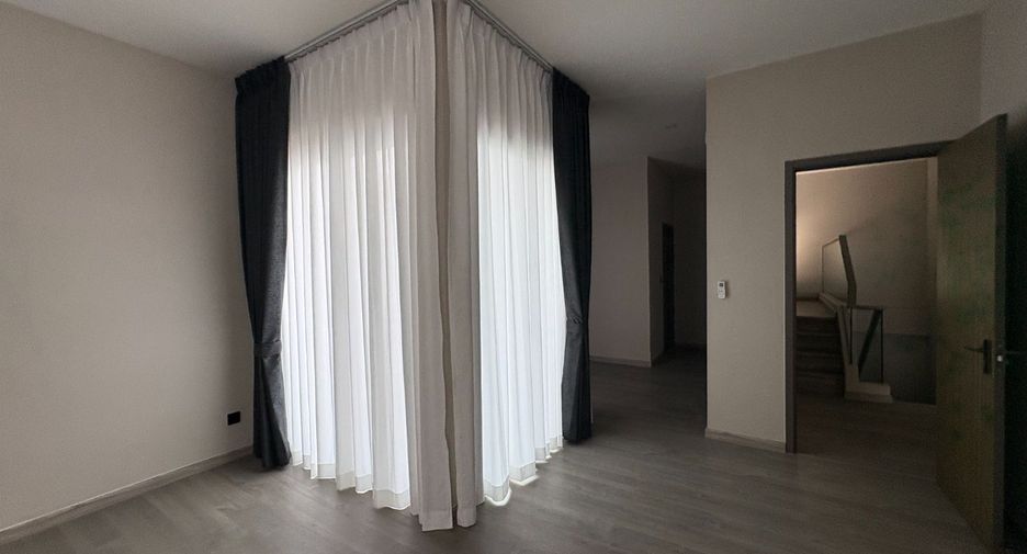 For rent 6 bedrooms house in Huai Khwang, Bangkok