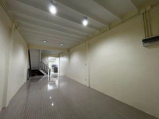 Casa adosada en alquiler de 3 habitaciones en Bang Kapi, Bangkok