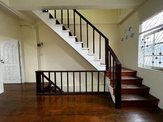Casa adosada en alquiler de 3 habitaciones en Bang Kapi, Bangkok