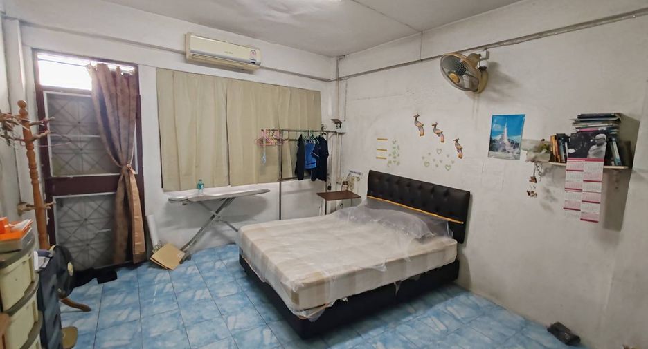 For sale 3 bedrooms retail Space in Lat Phrao, Bangkok