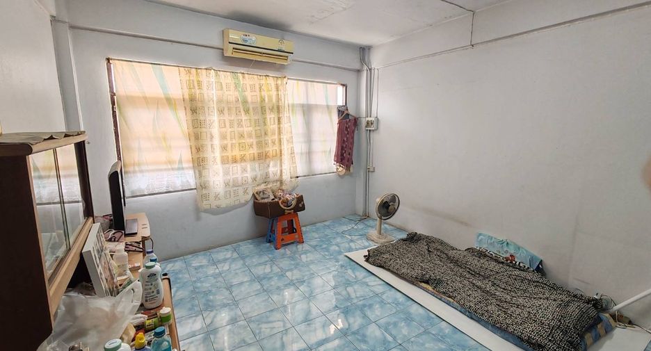 For sale 3 bedrooms retail Space in Lat Phrao, Bangkok