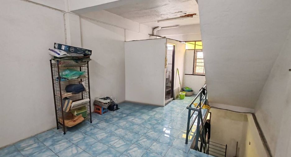 For sale 3 bedrooms retail Space in Lat Phrao, Bangkok