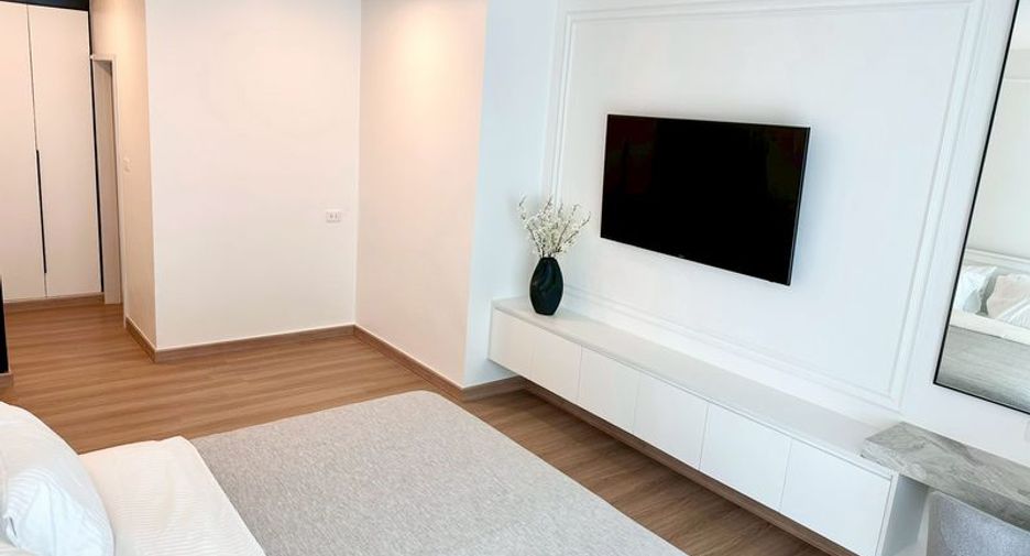 For rent 3 bedrooms condo in Pathum Wan, Bangkok
