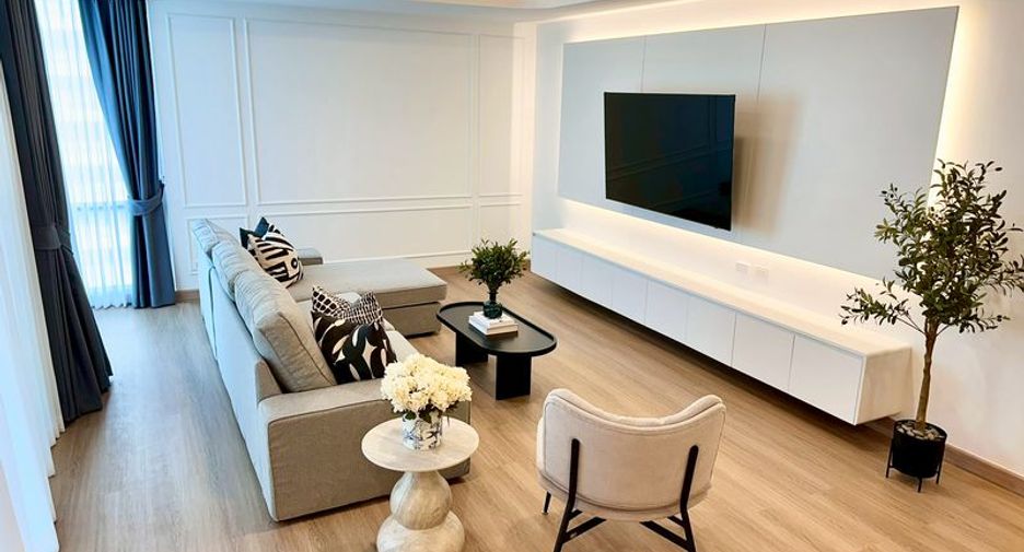 For rent 3 bedrooms condo in Pathum Wan, Bangkok