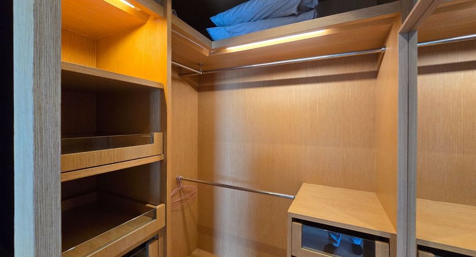 For sale 3 bedrooms condo in Yan Nawa, Bangkok