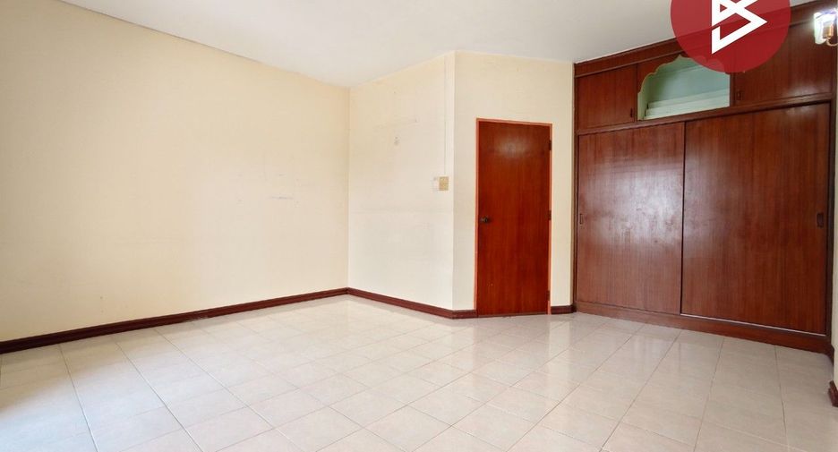 Casa adosada en venta de 2 habitaciones en Nakhon Chai Si, Nakhon Pathom