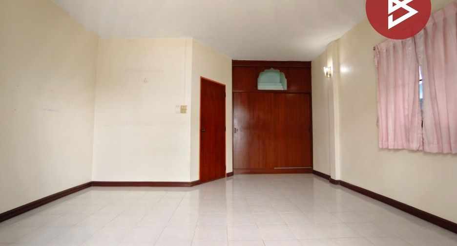 Casa adosada en venta de 2 habitaciones en Nakhon Chai Si, Nakhon Pathom
