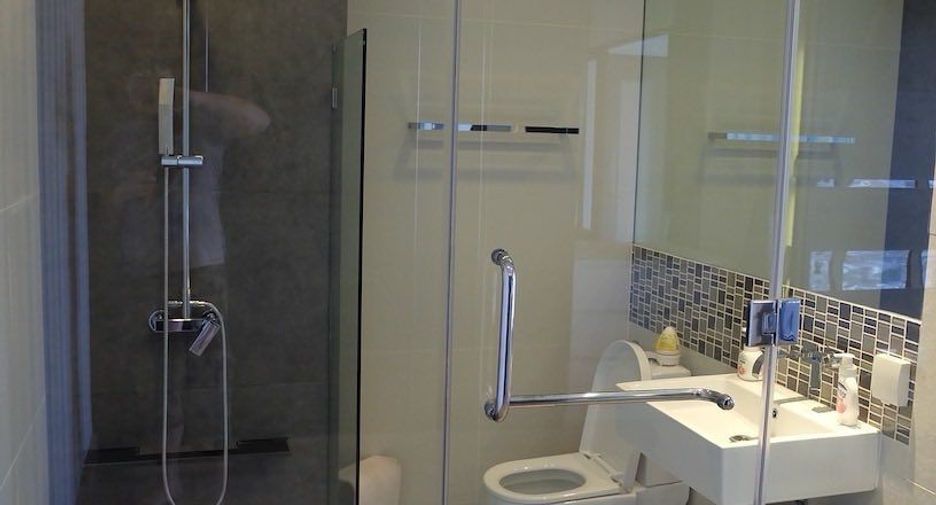 For rent 3 bedrooms condo in Khlong San, Bangkok