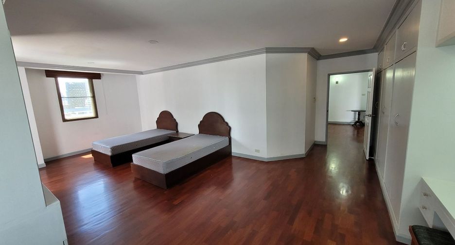 For rent 3 bedrooms condo in Khlong Toei, Bangkok