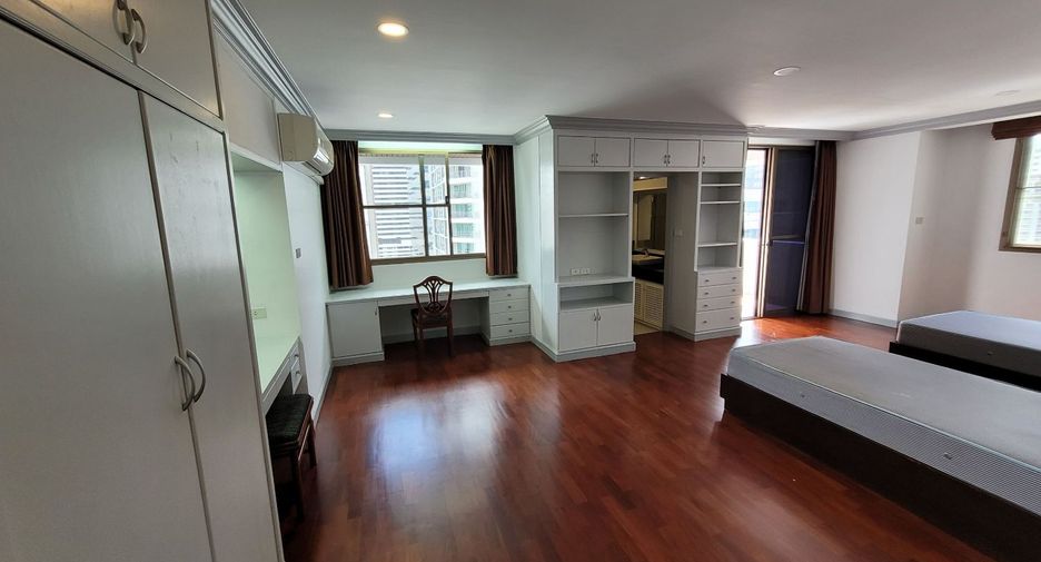 For rent 3 bedrooms condo in Khlong Toei, Bangkok