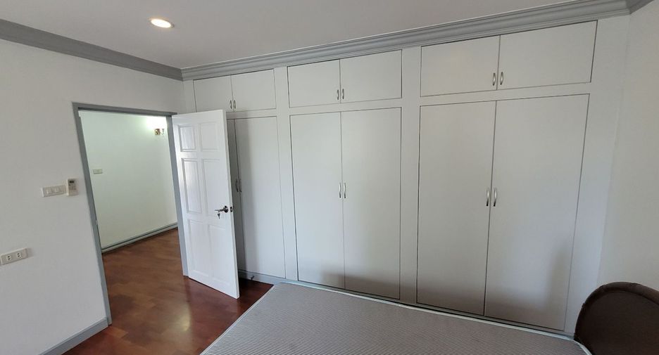 For rent 3 bedrooms condo in Khlong Toei, Bangkok