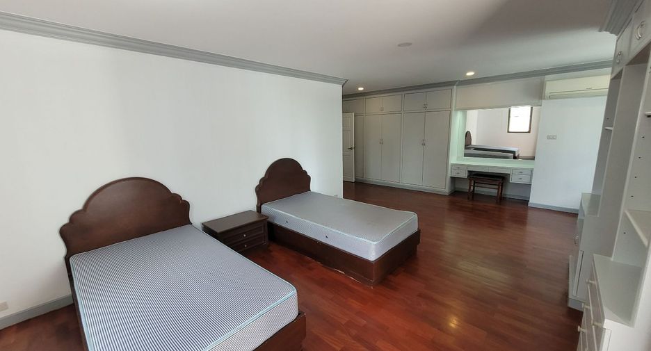For rent 3 bedrooms condo in Khlong Toei, Bangkok