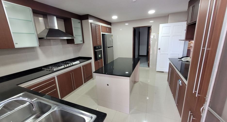 For rent 3 bedrooms condo in Khlong Toei, Bangkok