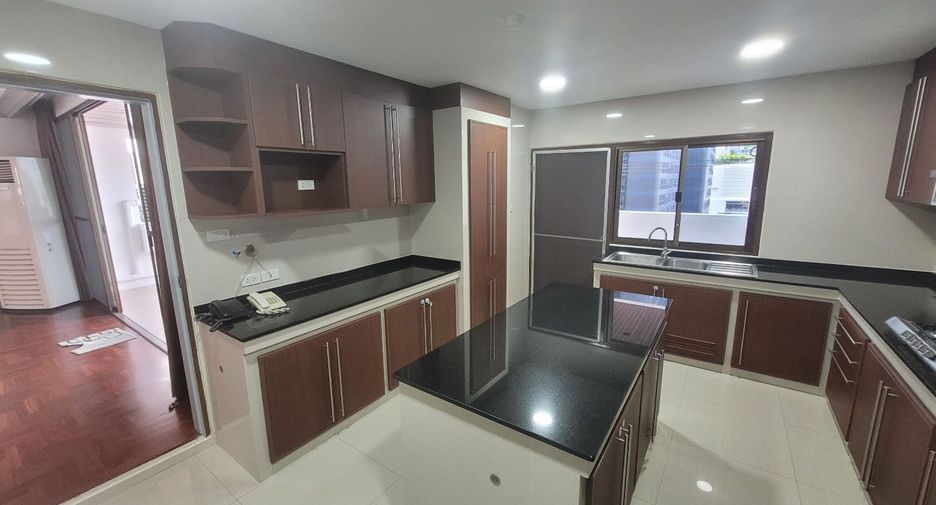 For rent 3 bedrooms condo in Khlong Toei, Bangkok