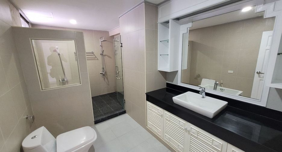 For rent 3 bedrooms condo in Khlong Toei, Bangkok