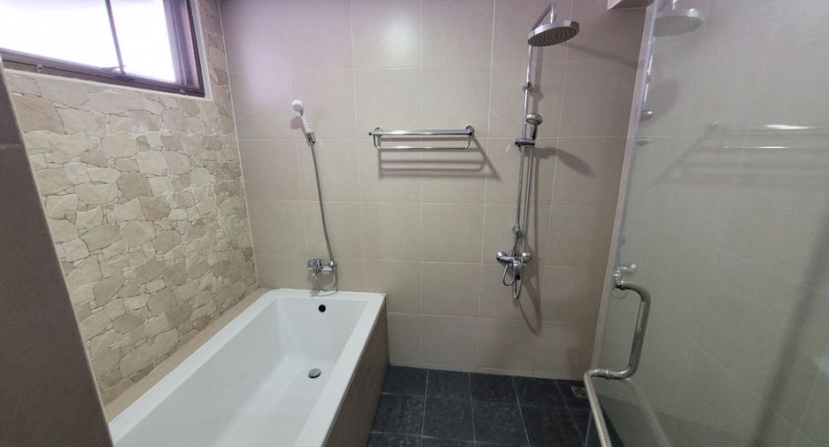 For rent 3 bedrooms condo in Khlong Toei, Bangkok