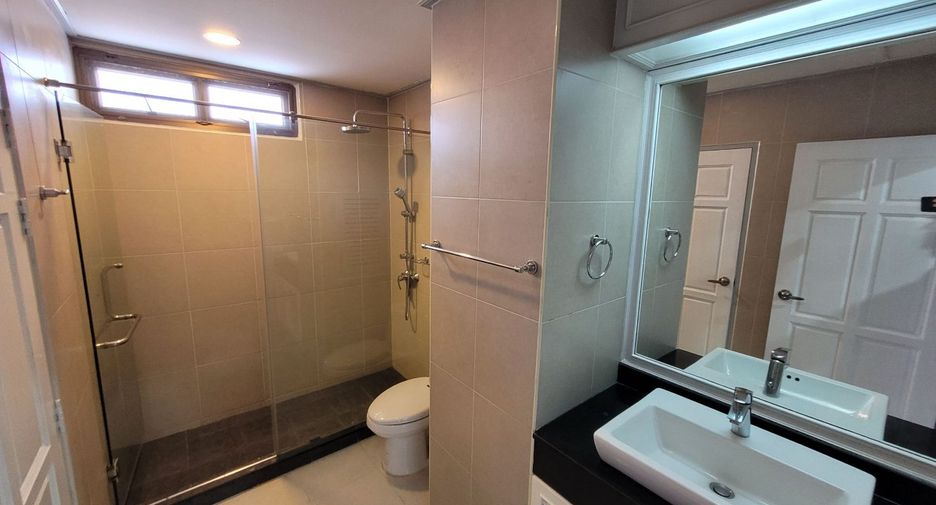For rent 3 bedrooms condo in Khlong Toei, Bangkok