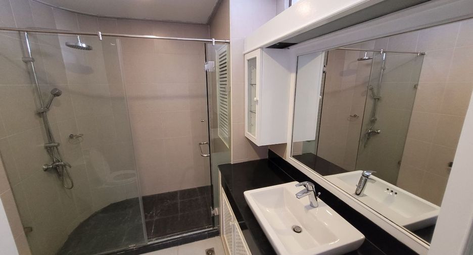 For rent 3 bedrooms condo in Khlong Toei, Bangkok