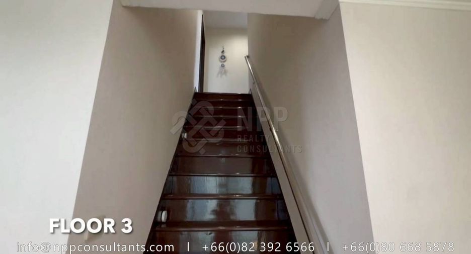 Condo en alquiler de 3 habitaciones en Watthana, Bangkok