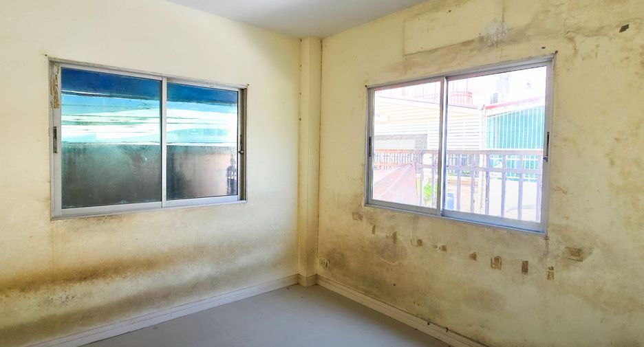For sale 3 bedrooms townhouse in Mueang Samut Prakan, Samut Prakan