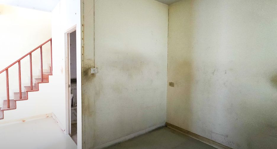 For sale 3 bedrooms townhouse in Mueang Samut Prakan, Samut Prakan