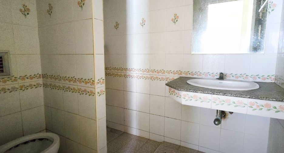 For sale 3 bedrooms townhouse in Mueang Samut Prakan, Samut Prakan