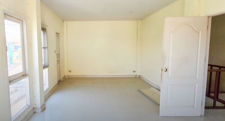 For sale 3 bedrooms townhouse in Mueang Samut Prakan, Samut Prakan