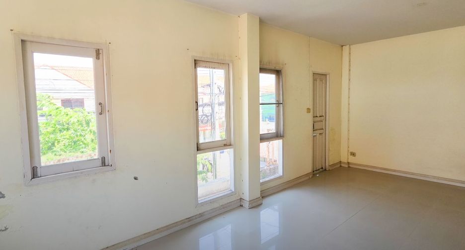 For sale 3 bedrooms townhouse in Mueang Samut Prakan, Samut Prakan