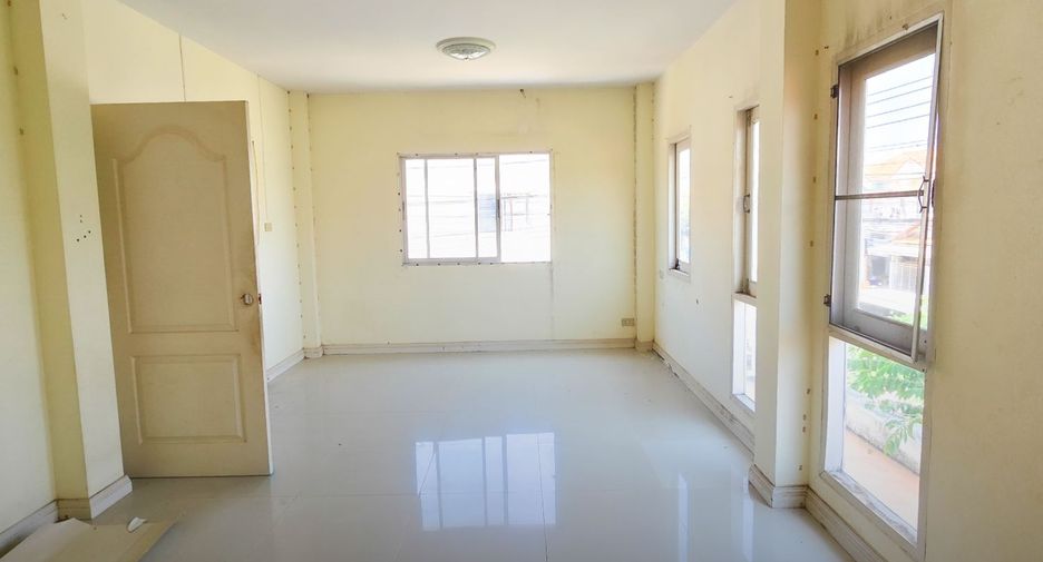 For sale 3 bedrooms townhouse in Mueang Samut Prakan, Samut Prakan