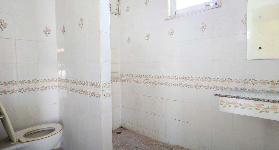 For sale 3 bedrooms townhouse in Mueang Samut Prakan, Samut Prakan