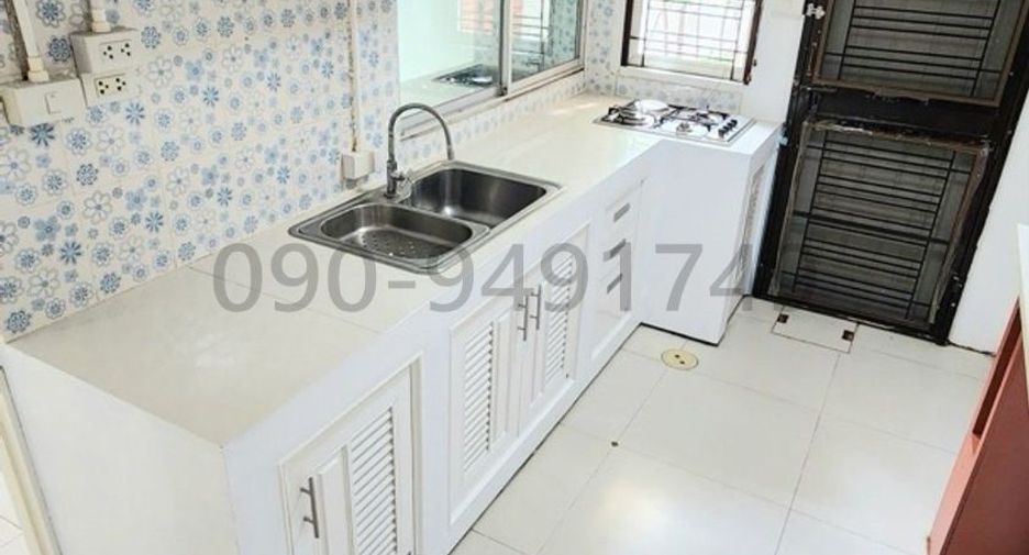 Casa adosada en alquiler de 3 habitaciones en Lat Phrao, Bangkok
