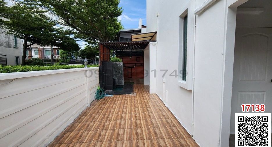 Casa adosada en alquiler de 3 habitaciones en Lat Phrao, Bangkok