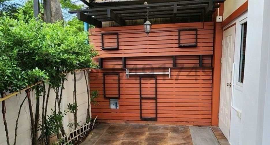 Casa adosada en alquiler de 3 habitaciones en Lat Phrao, Bangkok